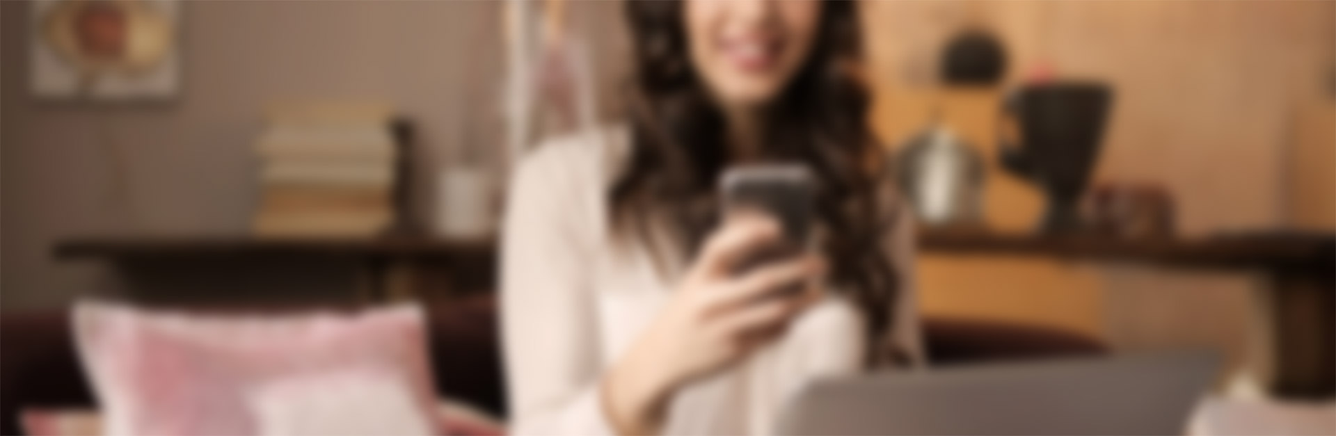 畫面為一個人拿著手機的背景圖案